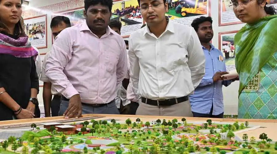 Coimbator collector opens and visit voc goverment exhibition