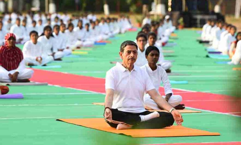 governor attended the yoga program