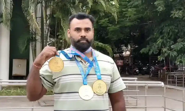 tasmac-employee-from-coimbatore-wins-3-gold-medals-in-national-weightlifting