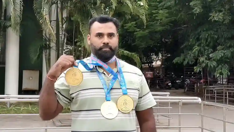 tasmac-employee-from-coimbatore-wins-3-gold-medals-in-national-weightlifting